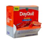 Medicamento DayQuil Severe Cold & Flu en dispensador, presentación de 32 x 2